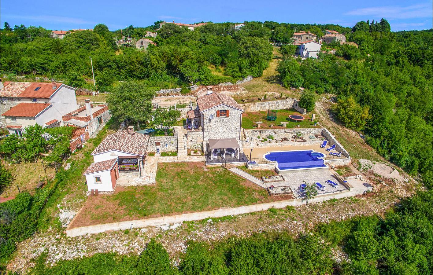 Charmant appartement de 2 chambres avec piscine, Wi-Fi et situé près du centre-ville de Kunj in Raša, Côte Est de l'Istrie