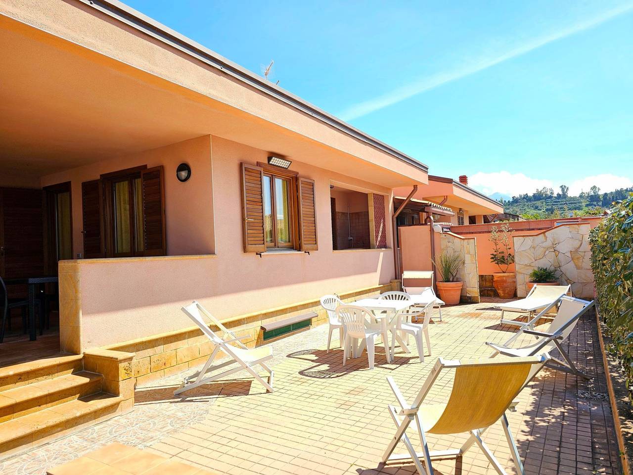 Helle mediterrane Villa mit Veranda und Garten in Campofelice di Roccella, Province de Palerme