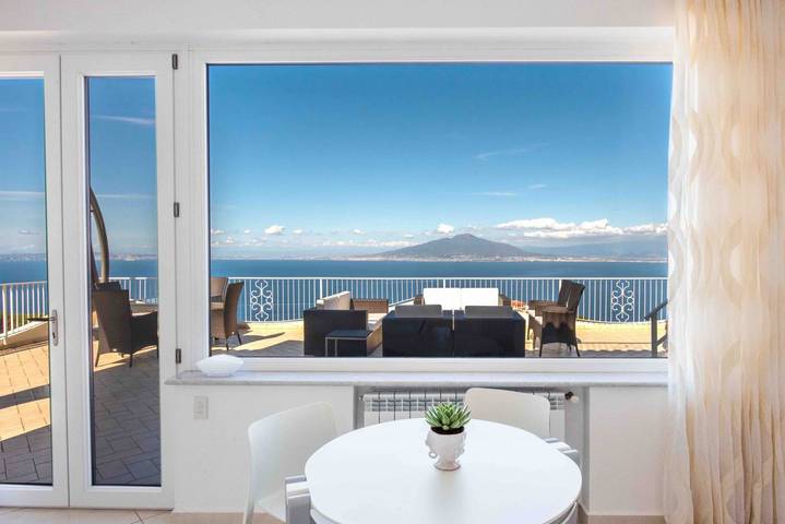 Villa pour 10 personnes, avec piscine et vue sur l’océan ainsi que balcon et jardin à Sorrento