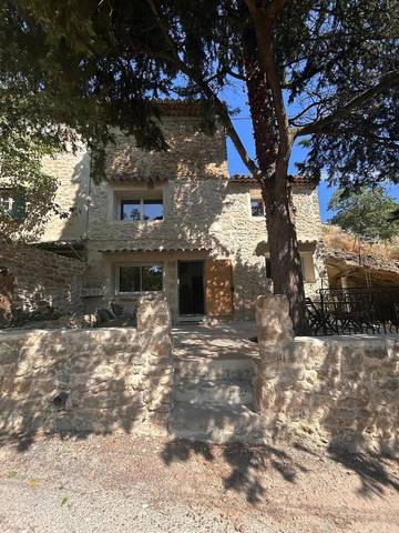 Gîte pour 6 personnes, avec terrasse, animaux acceptés à Puyvert