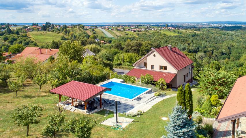 Ferienhaus für 11 Personen, mit Terrasse und Garten sowie Whirlpool