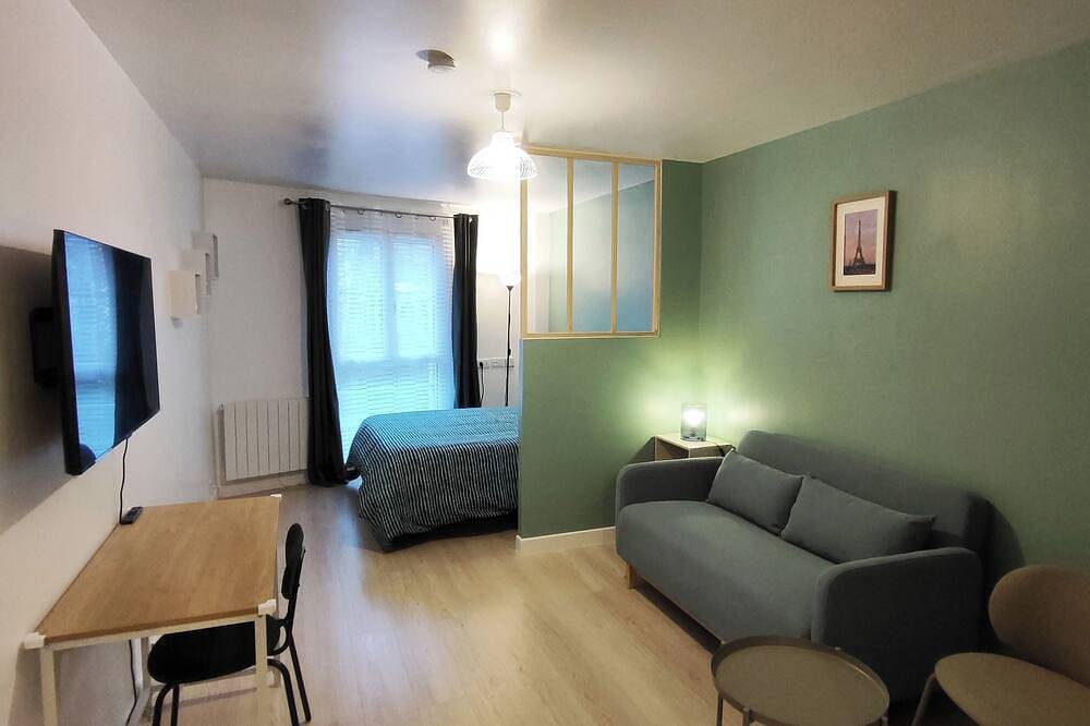 Entire apartment, \"Bright Getaway in the City Center, 20 Min to Disneyland and Paris by Rer\" in Noisy-le-Grand, Seine-Saint-Denis