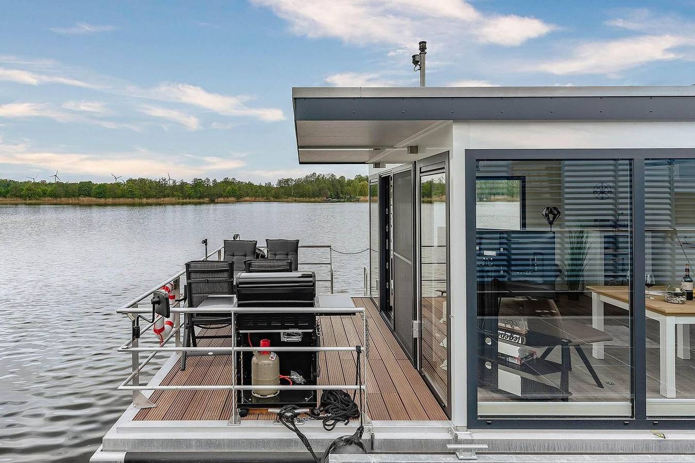 Floatinghouse Achat: Urlaub direkt auf dem See mit Seeblick und Terrasse in Zehdenick, Ruppiner Seenland