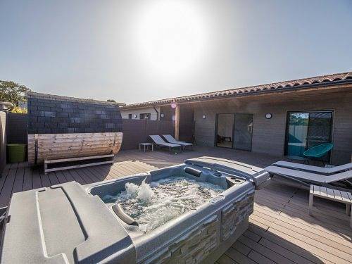 Location de vacances pour 8 personnes, avec jardin ainsi que sauna et terrasse dans Cala Rossa