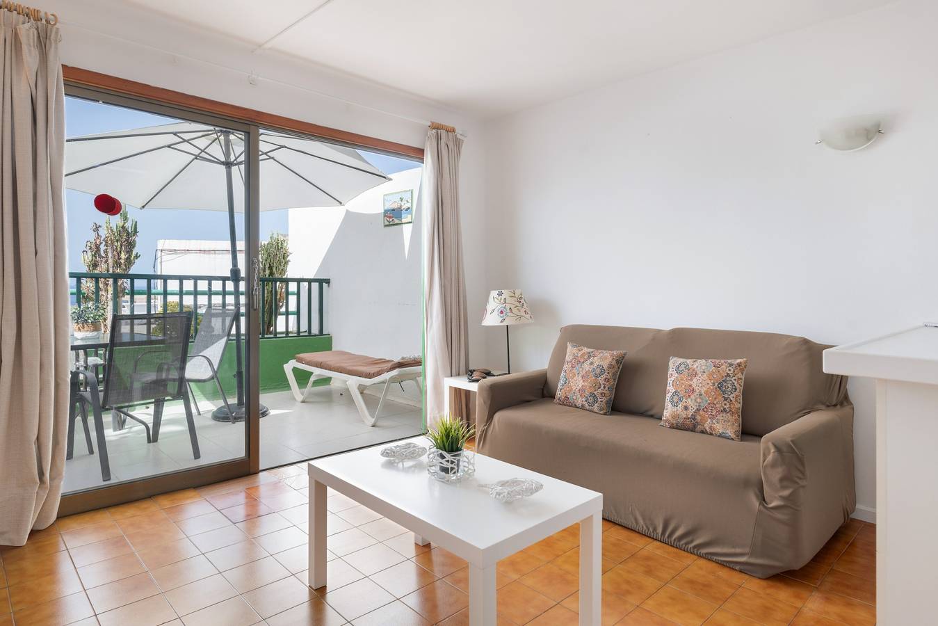 Charming Apartment "La Florida" with Pool, Balcony, Ocean View & Wi-Fi in Puerto del Carmen, Tías