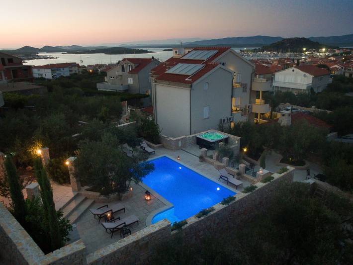 Ferienwohnung für 4 Personen, mit Terrasse und Garten sowie Pool auf Murter