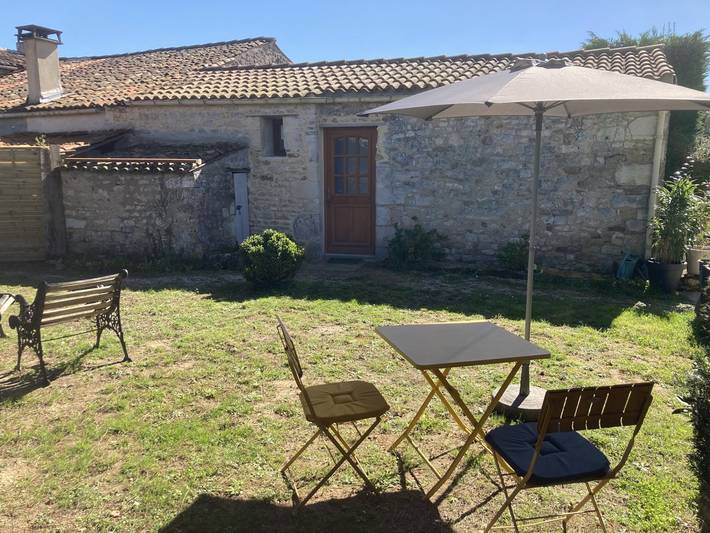 Gîte pour 4 personnes, avec piscine et jardin à Corme-Royal
