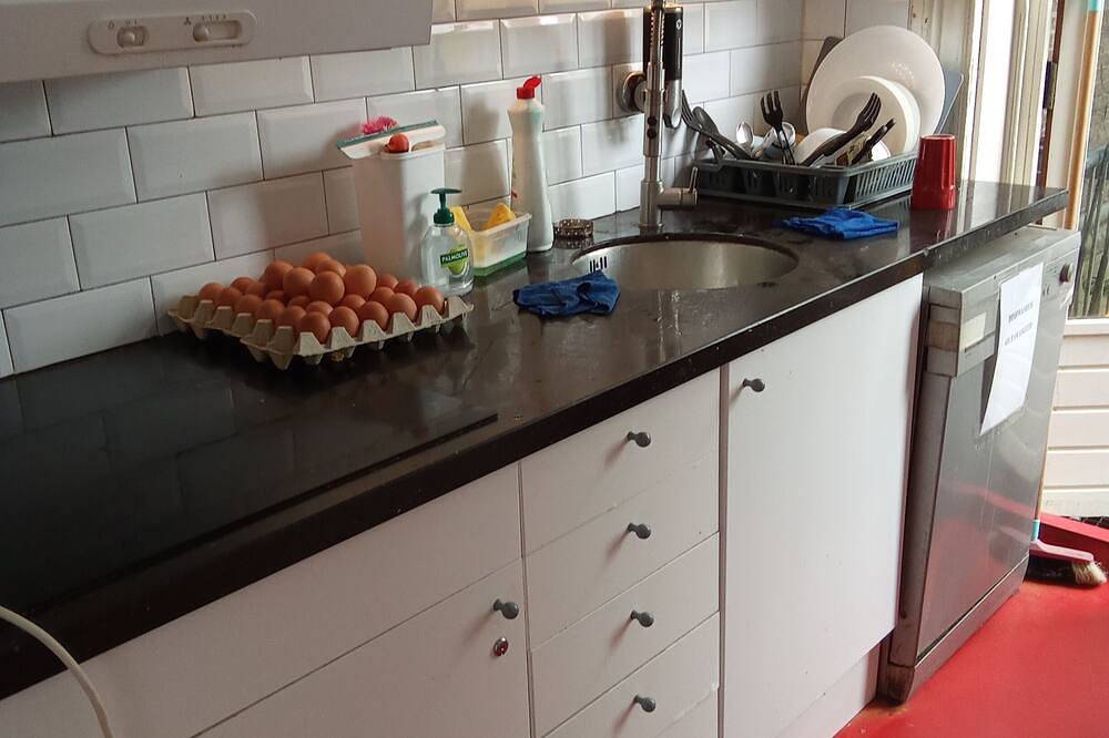 A Shared room simpel basic with bunkbeds you have to bring your own r sleeping in Utrecht, Bestuur Regio Utrecht