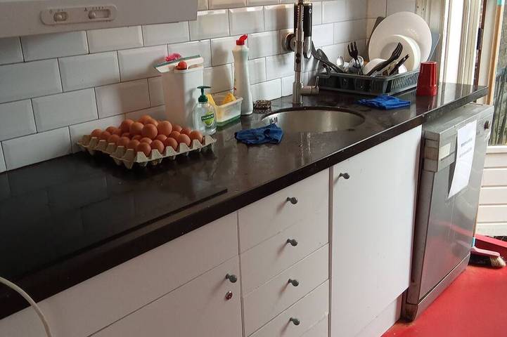 A Shared room simpel basic with bunkbeds you have to bring your own r sleeping in Utrecht, Bestuur Regio Utrecht