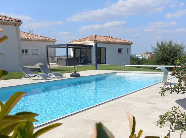 Gîte pour 4 personnes, avec piscine et sauna ainsi que jacuzzi et terrasse