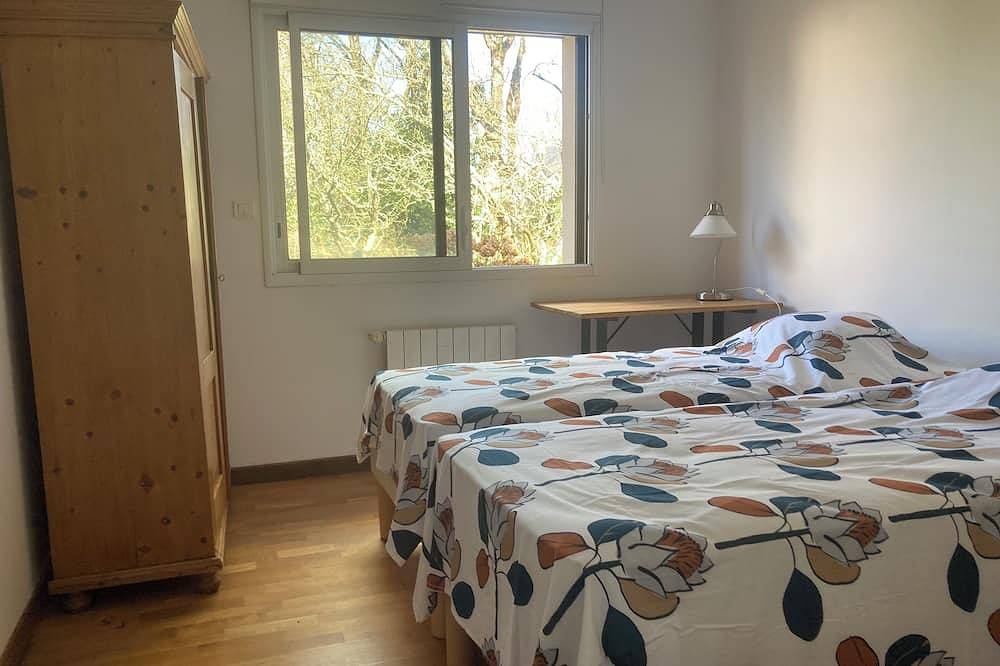 Spacious and bright house on large plot 10 min walk from Pont L' Abbé in Pont-l'Abbé, Quimper region