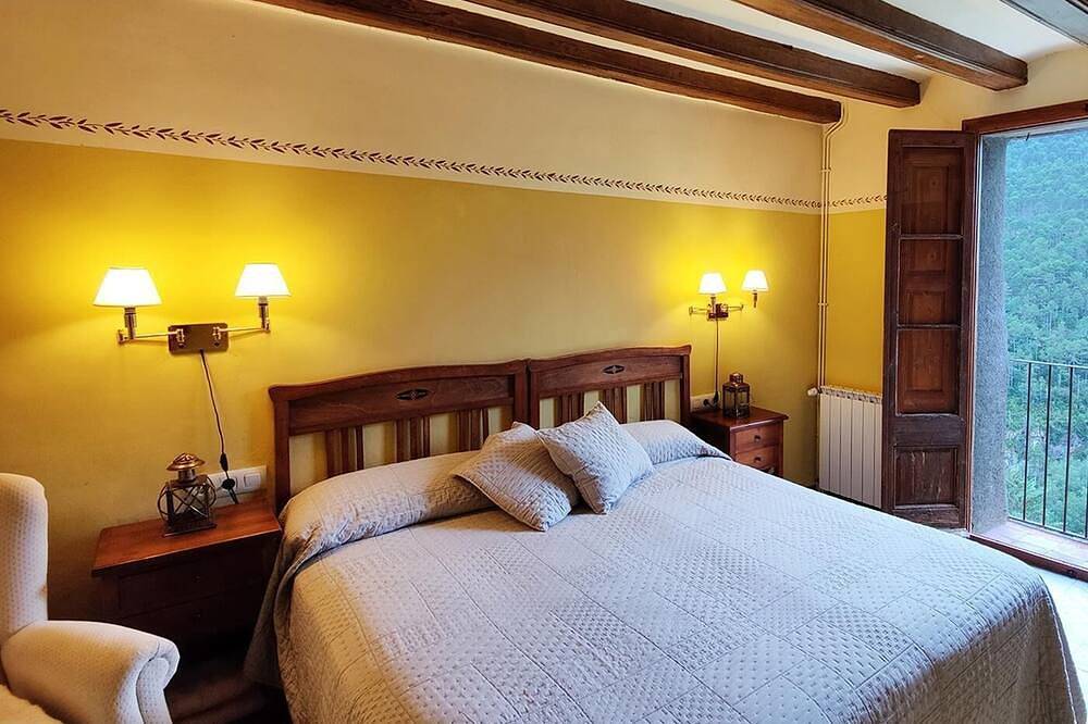 Outdoor pool. Indoor pool. Barbecue, 14/16 people. Wifi in Coll de Nargó, Spanish Pyrenees