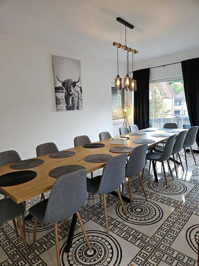 Ferienwohnung für 14 Personen, mit Balkon und Terrasse sowie Garten und Ausblick in Schindhard