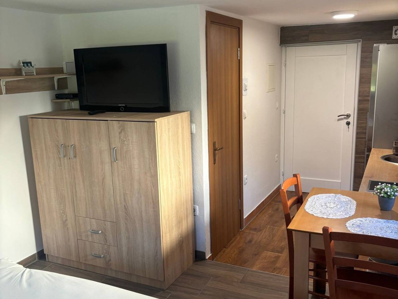 Ganze Wohnung, Meadow Tranquil Apartments with Evergreen Garden - Studio Apartment in Karawanken und Bachergebirge, Triglav Nationalpark