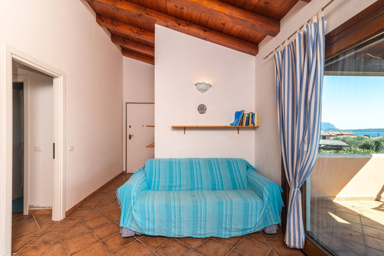 Apartamento entero, Apartamento "Poggio Dei Fiori G6" con vistas al mar y terraza privada in Moriscu, Pittulongu