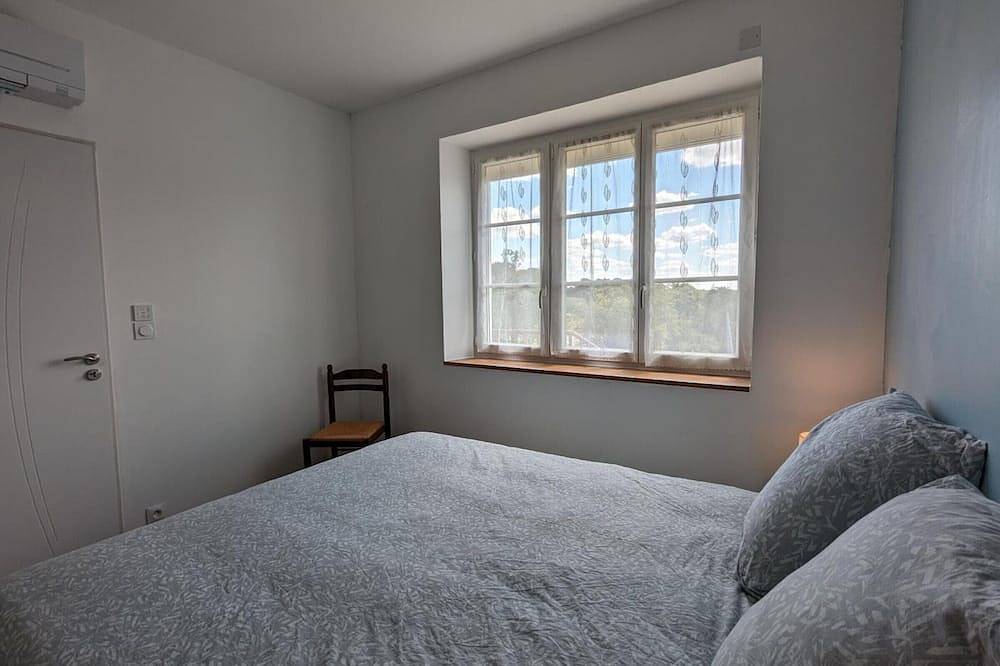 Maison spacieuse avec piscine privée, climatisation, Wi-Fi, animaux acceptés et parking in Montbron, Charente
