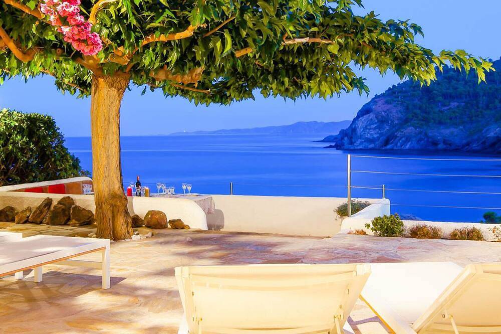 White Rock Villa with breathtaking views and pool in Colera, Alt Empordà