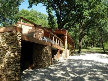 Gîte pour 6 personnes, avec terrasse ainsi que piscine et jardin à Aubas