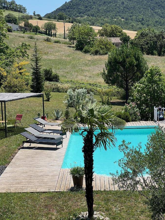 Location de vacances pour 3 personnes, avec vue ainsi que jardin et piscine à Crest - 2