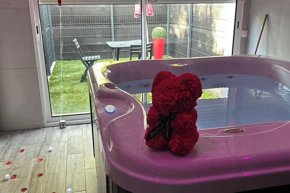 Private Jacuzzi Loveroom in Conflans-Sainte-Honorine, Yvelines