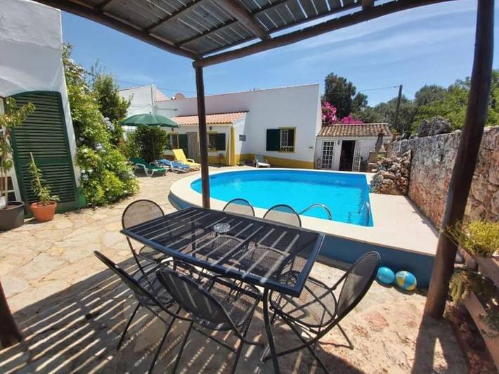 Location de vacances pour 4 personnes, avec piscine ainsi que jardin et vue dans Alte
