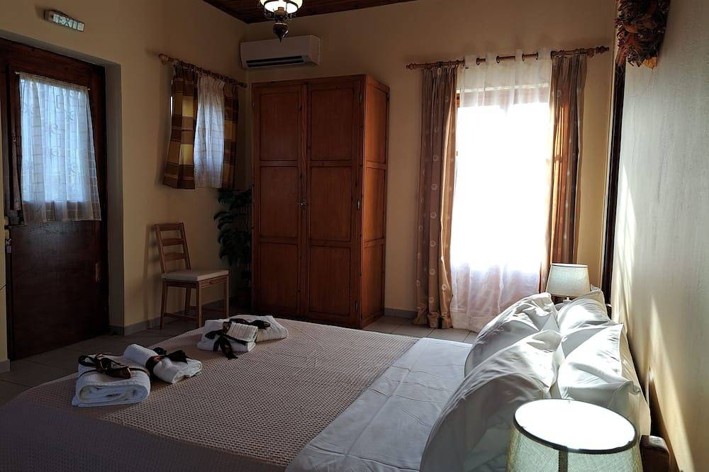 Geheel appartement, Eerste verdieping appartement met mooie berg en uitzicht op zee in de buurt van de zee in Stoupa, Messenia