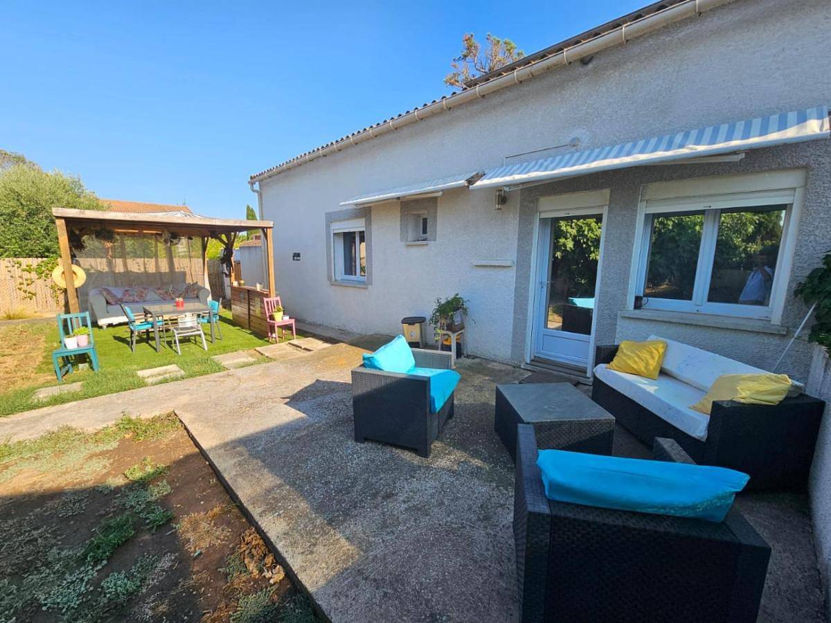 Appartement entier, One-Bedroom Apartment in Sauvian, Côte méditerranéenne (France)