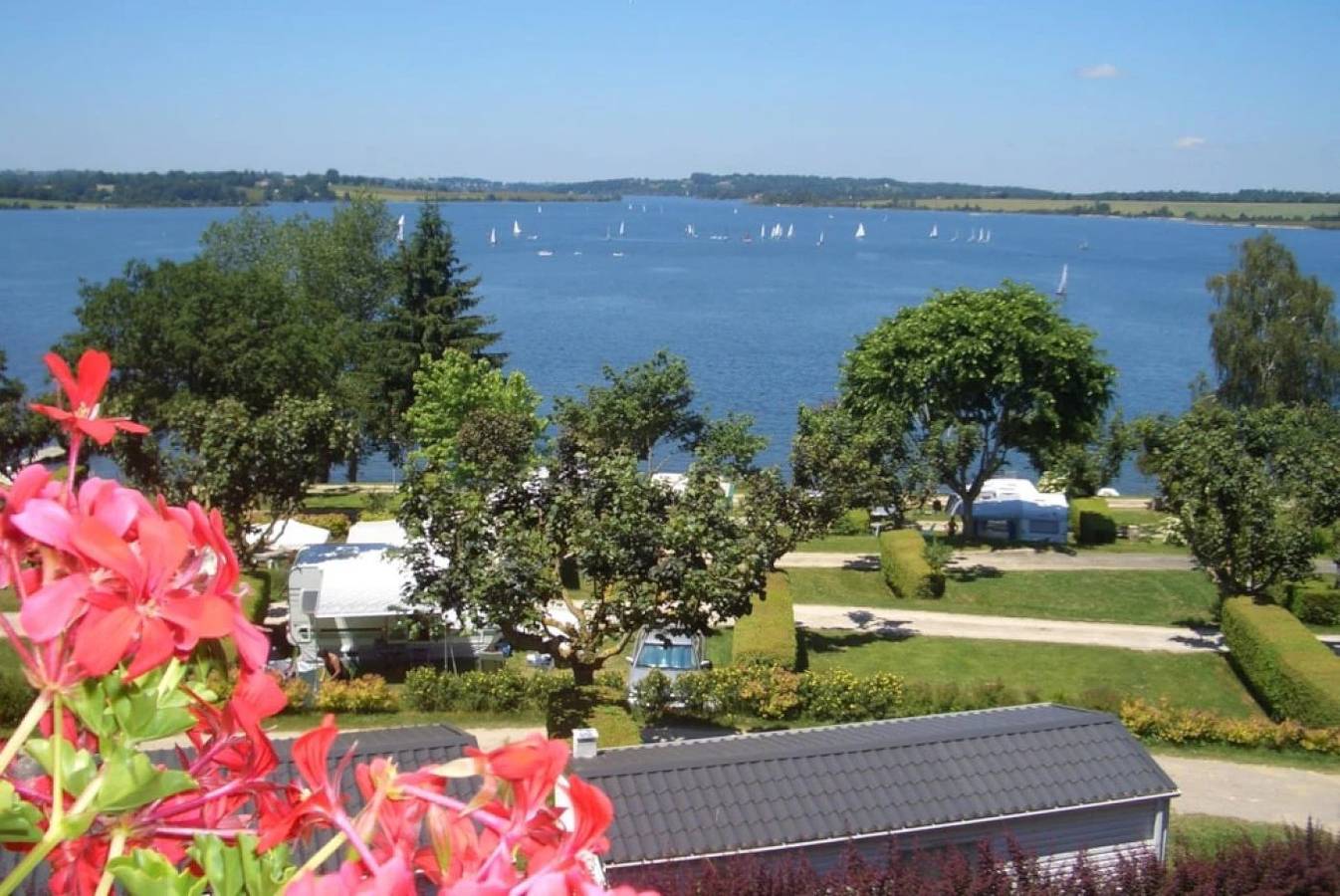 Zecamping 4* piscine chauffée dog friendly club enfant mobil-home clim in Salles-Curan, Pareloup-See