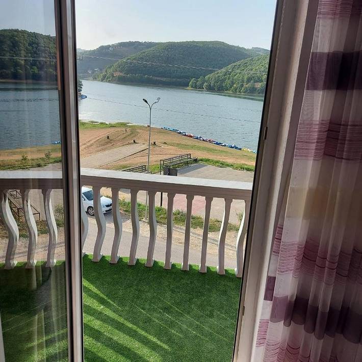 Ferienwohnung für 6 Personen, mit Garten und Ausblick sowie Seeblick, mit Haustier in Kosovo
