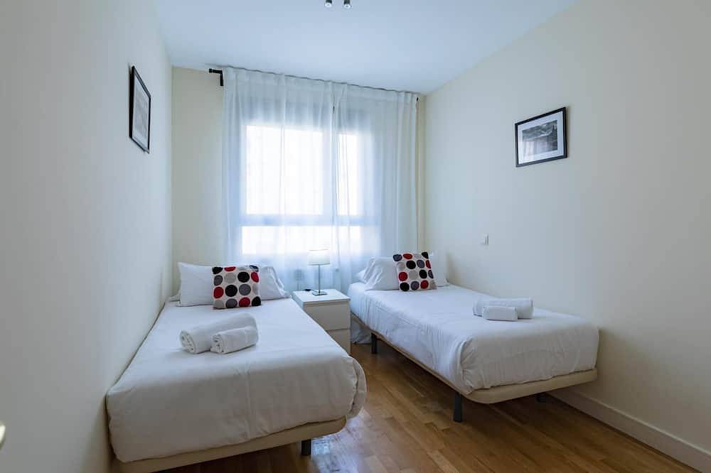 Entire apartment, Las Tablas - 3 Bedrooms with terrace in Punto de Atención al Ciudadano, Madrid
