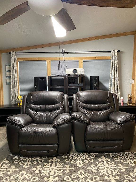 Beautiful 2 Bedroom Cabin with a lake view. Pets welcome in Toledo Bend Reservoir