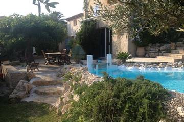 Gîte pour 2 personnes, avec terrasse ainsi que piscine et jardin à Carry-le-Rouet