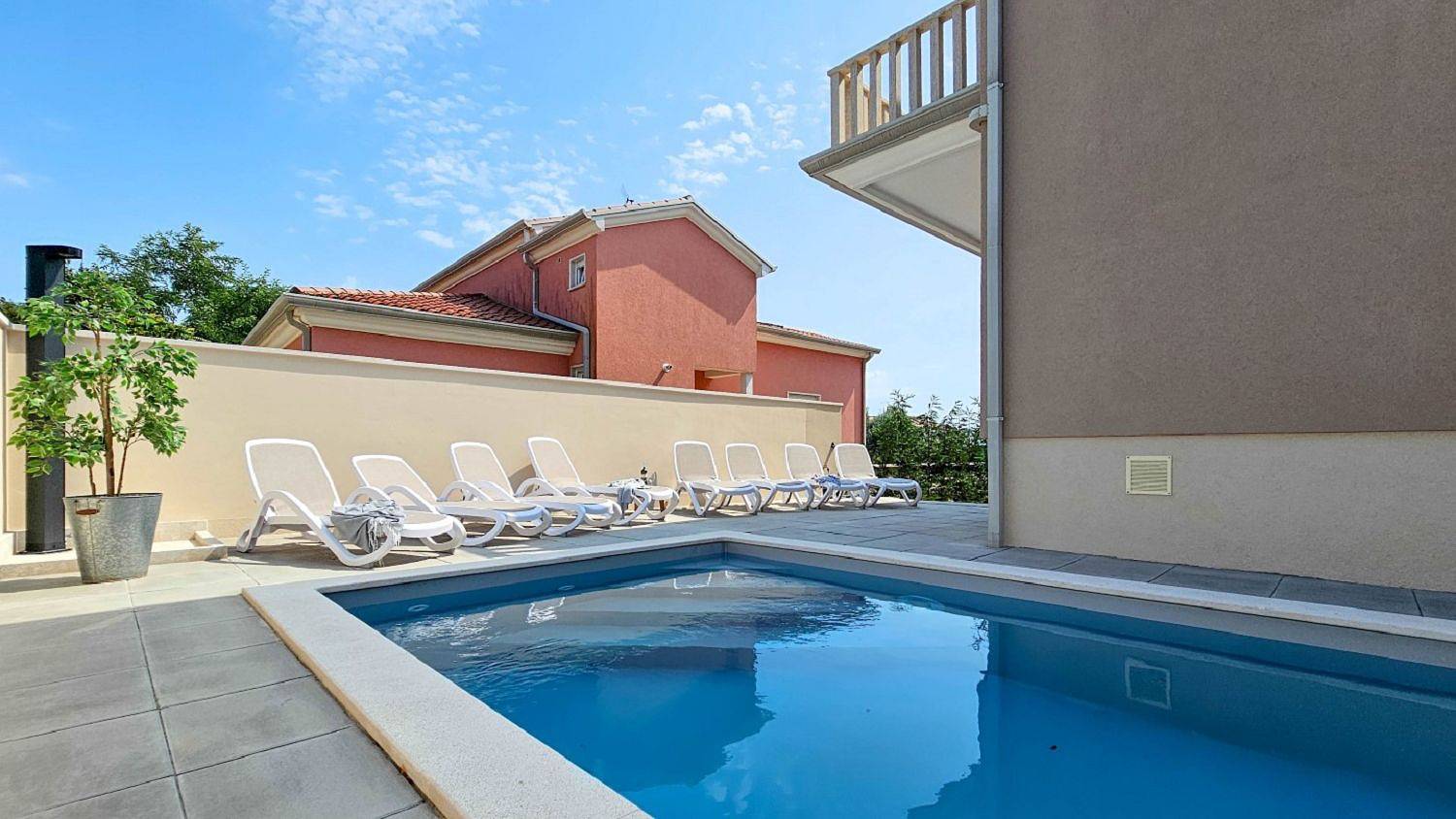 Strandnahe Villa mit Privatpool, genialer Outdoor-Kueche, Waschmaschine - hundefreundlich in Zambratija, Umag und Umgebung