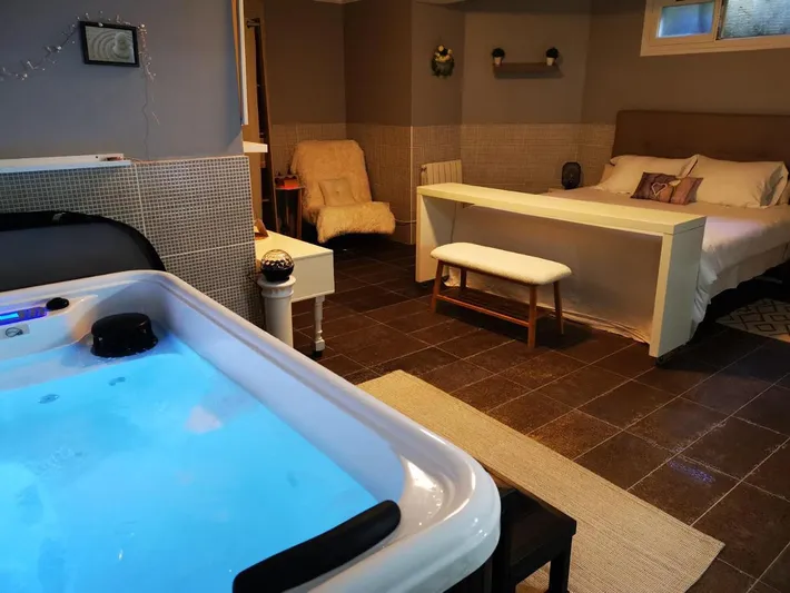 Hotel para 2 personas, con jardín y jacuzzi - 1
