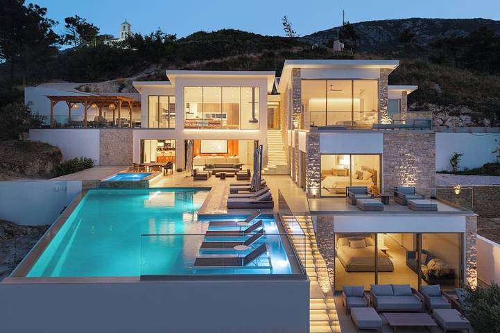 Villa for 14 people, with hot tub and garden as well as terrace in Samos