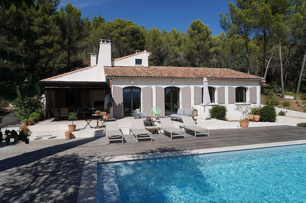 Comfortable house in the heart of nature, not overlooked, with private swimming pool in Châteauneuf-le-Rouge, Region de Aix-en-Provence