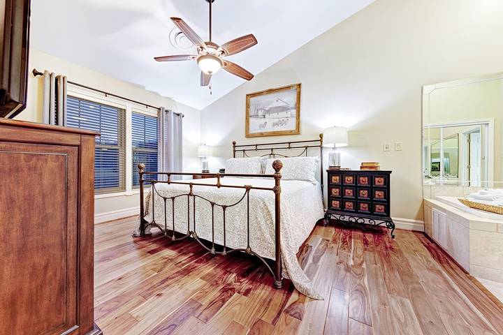 Vacation apartment for 6 people, with balcony and hot tub as well as yard and pool in Gatlinburg