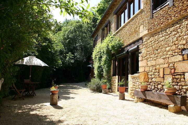 Gîte pour 3 personnes, avec jacuzzi ainsi que terrasse et jardin à Valojoulx