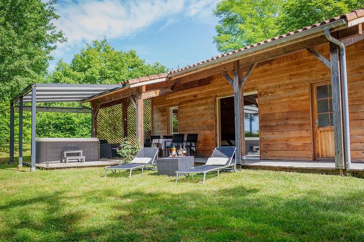 Location de vacances pour 3 personnes, avec Jacuzzi ainsi que Terrasse et Jardin à Peyrusse-Grande