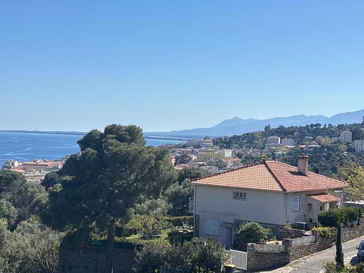 Villa pour 5 personnes, avec vue ainsi que terrasse et piscine à Bastia