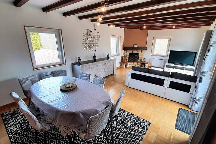 Location de vacances pour 8 personnes, avec terrasse à Coubon
