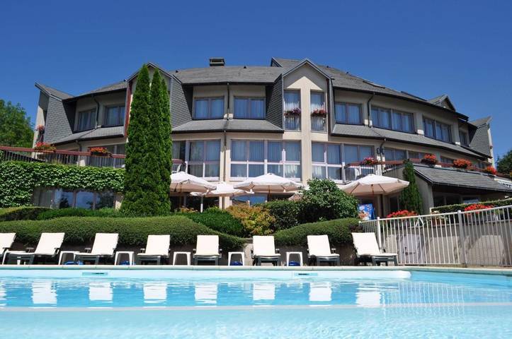 Gîte pour 2 personnes, avec Terrasse et Piscine à Salers (Cantal)