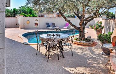 Location de vacances pour 4 personnes, avec piscine et terrasse à Châteaurenard