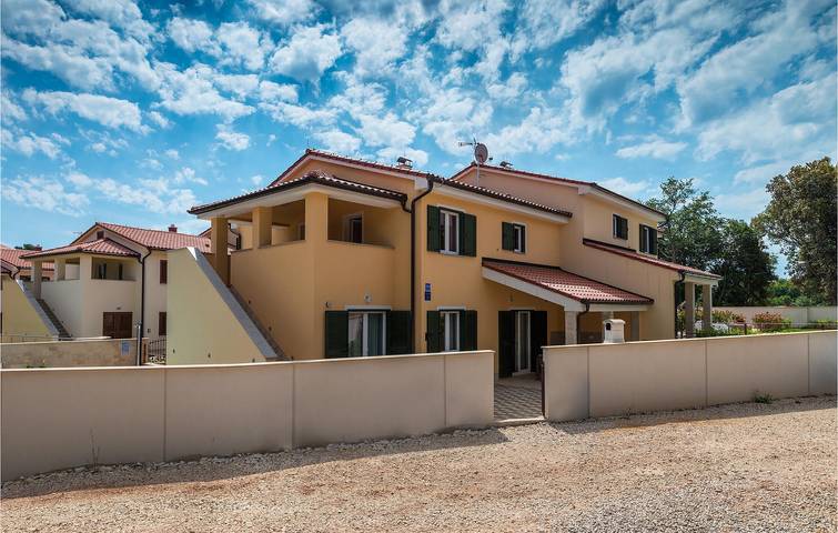 Amplio apartamento de 2 dormitorios con piscina, cerca de la playa de Havajka in Banjole, Costa sur de Istria