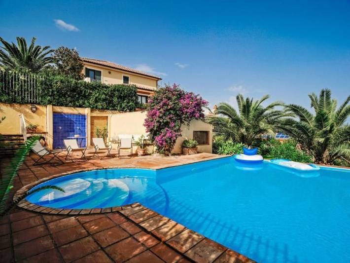 Casa vacanza per 8 persone, con Balcone e Terrazza nonché Giardino e Piscina a San Piero Patti