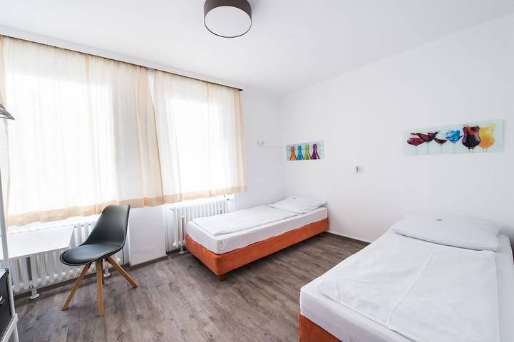 🏨 Sova Guesthouse Kassel 🌾 eigenes Hotel für bis zu 18 Personen in Niederzwehren, Kassel