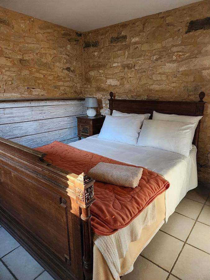 Location de vacances pour 2 personnes, avec Terrasse et Jardin ainsi que Piscine et Vue à Le Buisson-de-Cadouin - 2