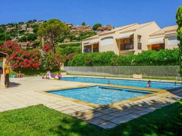 Appartement de vacances pour 5 personnes, avec piscine et balcon, adapté aux familles