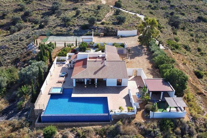 Luxury villa 5 bed 3 bath with infinity pool/hot tub, games area.  Sleeps 10 in Bédar, Almería Province