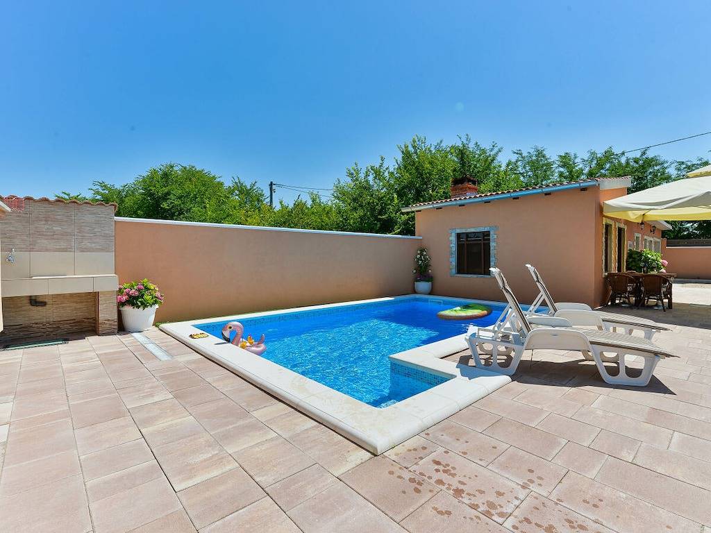 Ferienhaus in Benkovac mit Schwimmbecken in Benkovac, Grad Benkovac